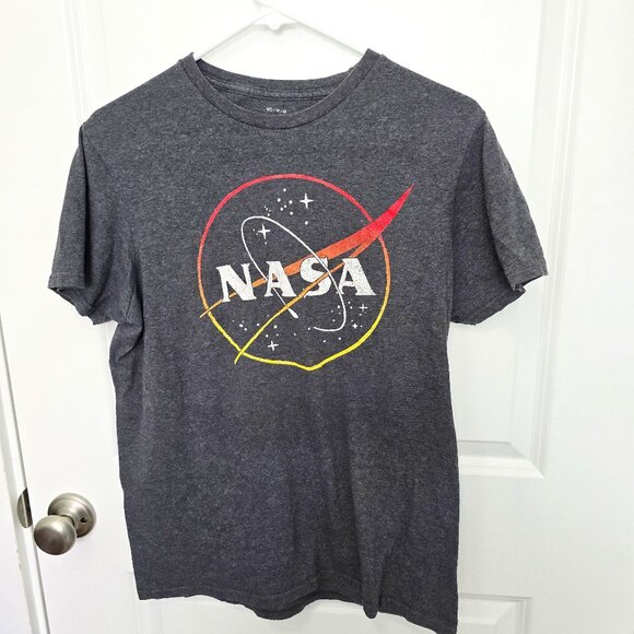 NASA Graphic T-Shirt Men's Charcoal Gray Size Medium Graphic Tee Space Science - Picture 1 of 4